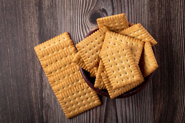 Bord met maizena koekje op tafel