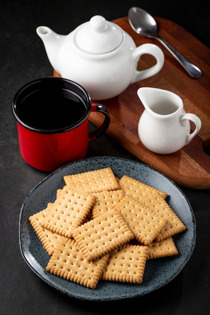 Bord met maizena koekje op tafel