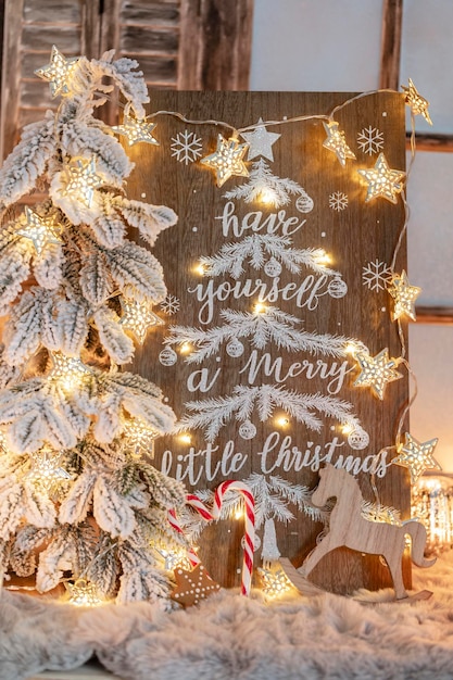 Bord met Merry Christmas-bericht op houten achtergrond.