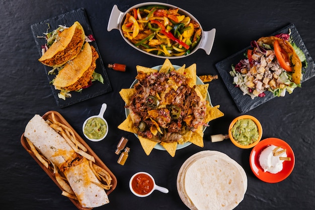 Bord met nacho's temidden van Mexicaans eten