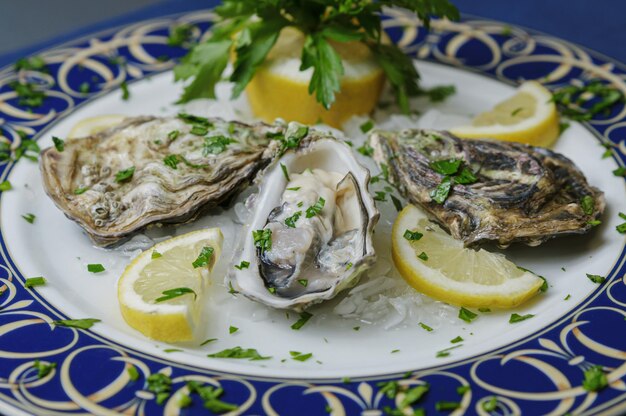 Bord met oesters en citroen