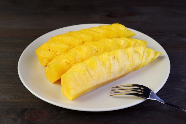 Bord met plakjes heerlijke verse rijpe ananas