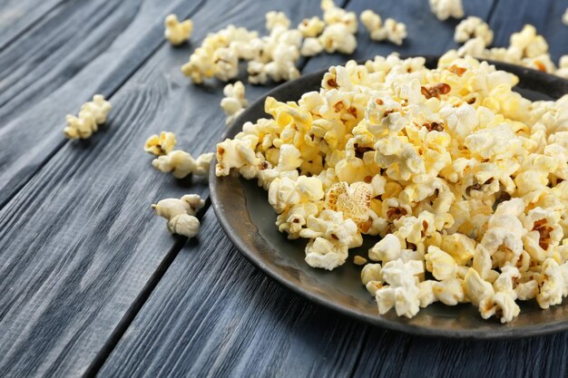 Bord met popcorn op houten tafel