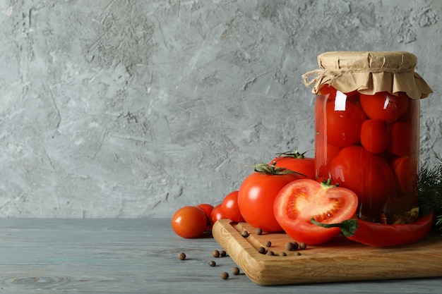 Bord met pot ingemaakte tomaten op houten tafel