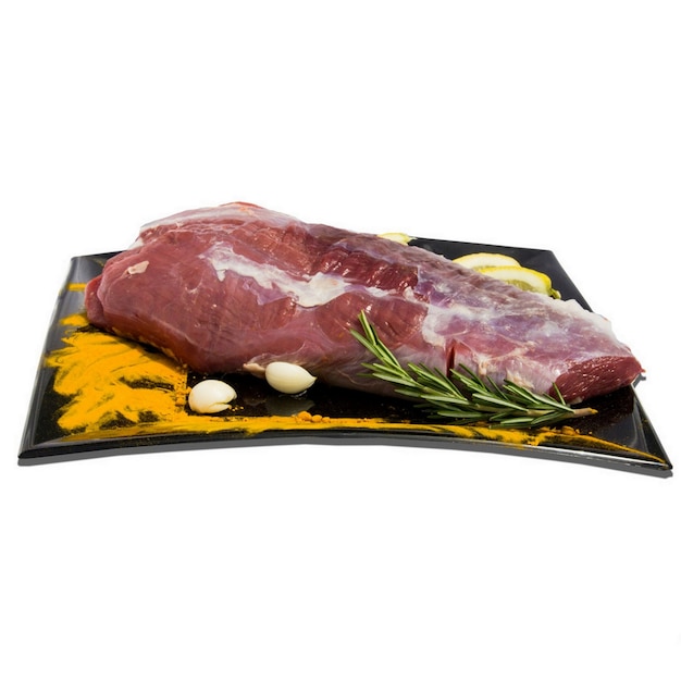 Bord met rauw vlees en voedseldecoraties rond op een witte achtergrond, geïsoleerd object