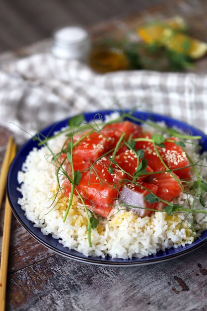 Bord met rijst, zalm en micro greens.