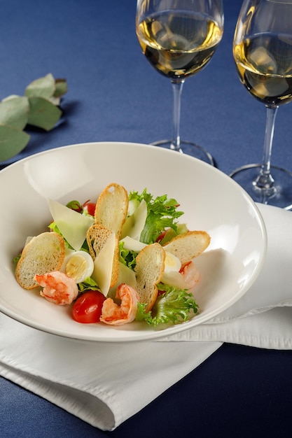 Bord met salade in restaurant