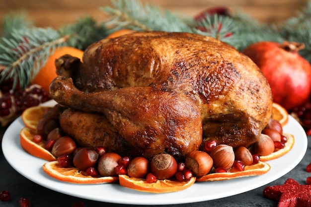 Bord met smakelijke hele geroosterde kalkoen op tafel