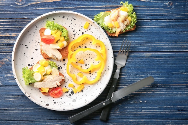 Bord met smakelijke kip bruschetta's op houten tafel