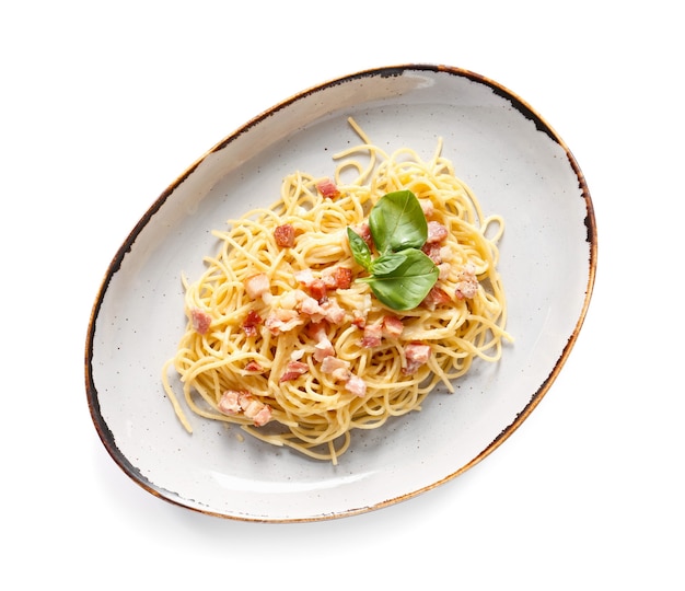 Bord met smakelijke pasta carbonara op witte achtergrond