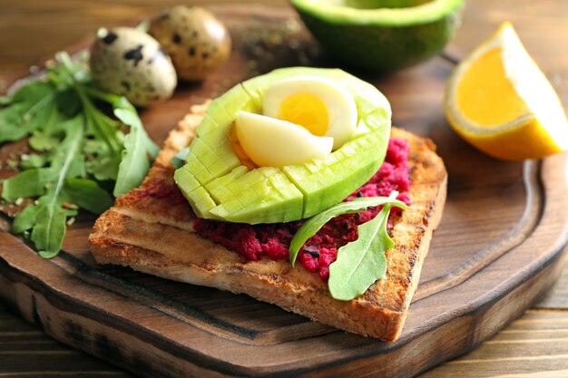 Bord met smakelijke toast op houten tafel, close-up