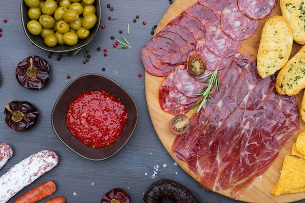Bord met Spaanse ham en chorizo tapas, picknicktafel bovenaanzicht