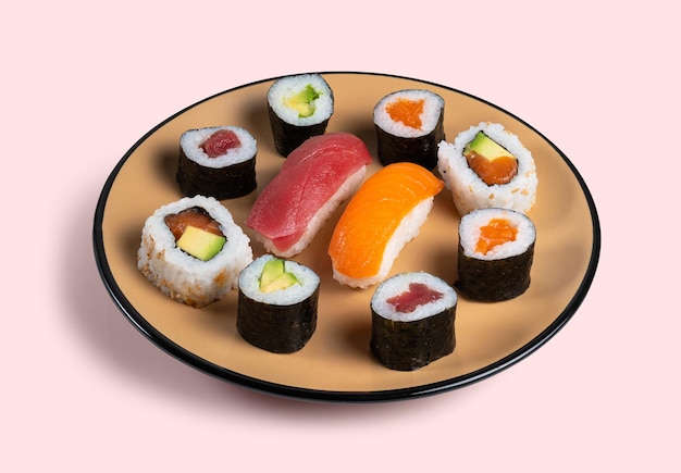 Bord met sushi en nigiribroodje