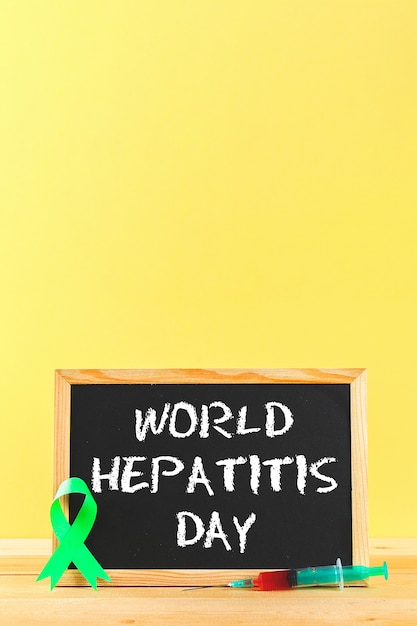 Foto bord met tekst werelddag hepatitis.