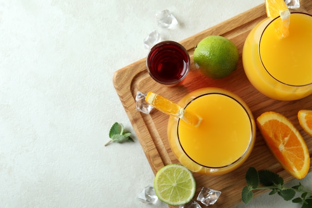 Bord met Tequila Sunrise-cocktails op witte getextureerde tafel