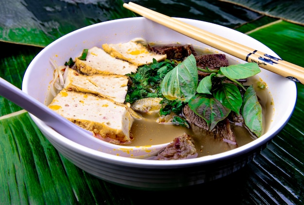 bord met traditioneel Vietnamees eten