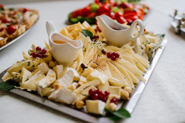 Bord met verschillende kaas op de buffettafel