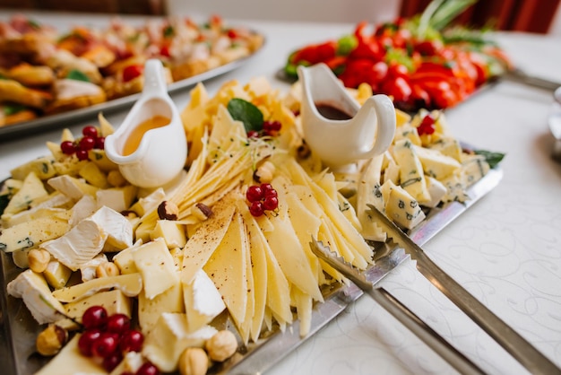 Bord met verschillende kaas op de buffettafel