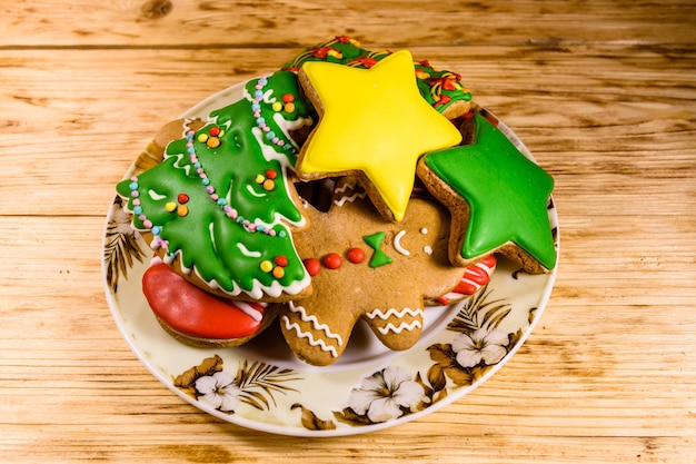 Bord met verschillende peperkoek kerstkoekjes op rustieke houten tafel