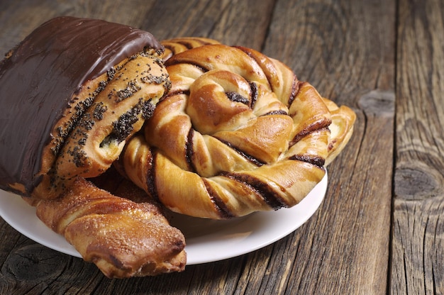 Bord met verschillende verse broodjes op oude houten tafel