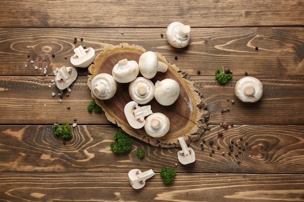 Bord met verse champignons op houten tafel