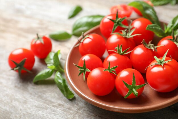 Bord met verse cherrytomaatjes op tafel close-up