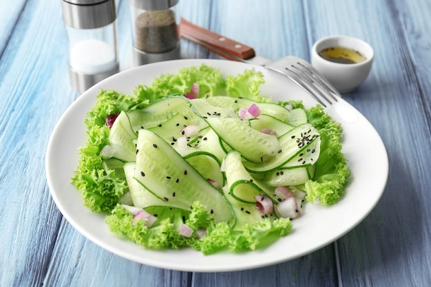 Bord met verse groentesalade met komkommers op tafel