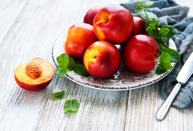 Bord met verse nectarines