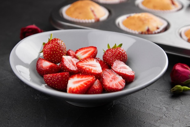 Bord met verse rijpe aardbeien over donkere grunge achtergrond zomerdessert