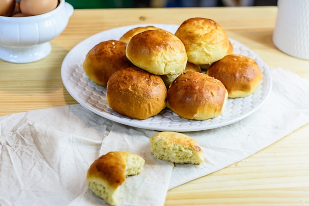 bord met zelfgemaakte broodjes