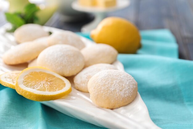 Bord met zelfgemaakte citroenkoekjes op tafel close-up