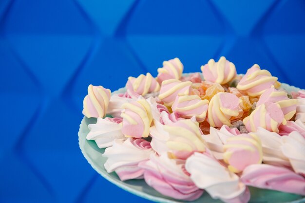 Bord met zoet fris roze en lekkere marshmallows