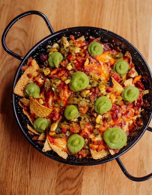 Bord nacho's met vleeskaas en guacamole