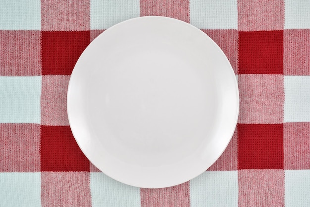 Bord op rood en wit geruit tafelkleed