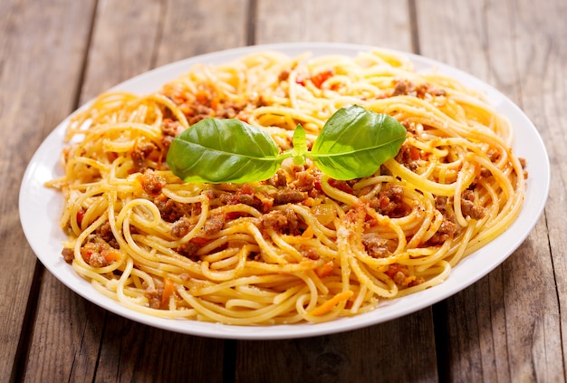 Bord pasta bolognese op een houten tafel