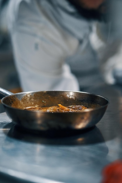 Bord pasta en champignons in een pan