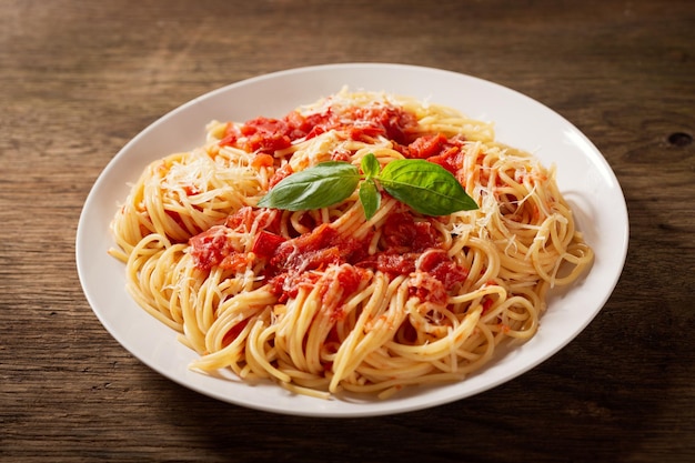 Bord pasta met tomatensaus