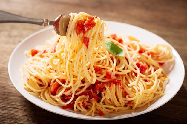 Bord pasta met tomatensaus