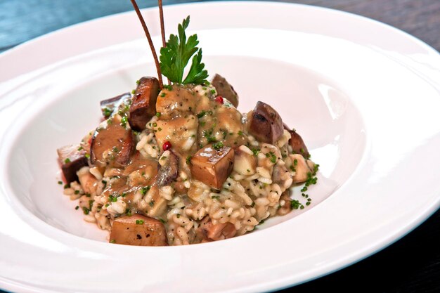 bord risottorijst met champignons op houten tafel voedsel gastronomie italiaans eten