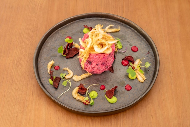 Bord rode salade met rode biet en gekookt ei en gebakken garnalen in beslag