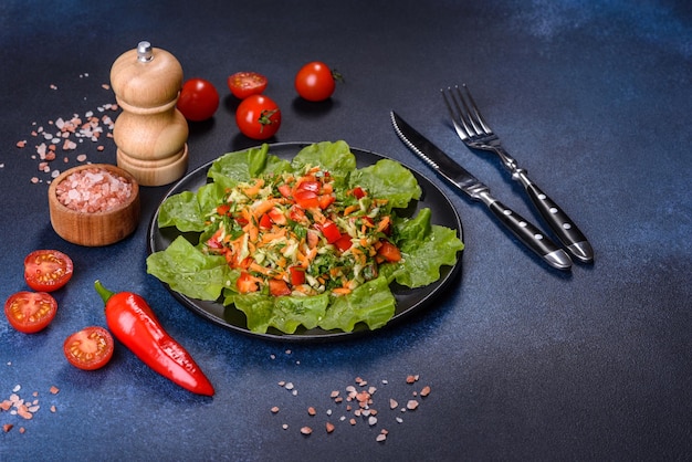 Bord salade met groenten en groenten op een donkere betonnen tafel