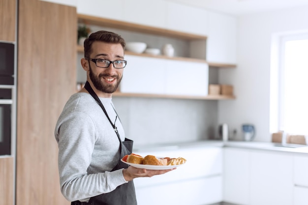 Bord sandwiches in de handen van een aantrekkelijke man