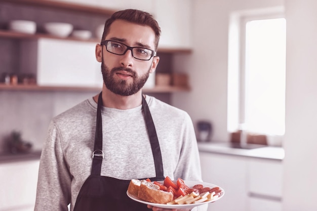 Bord sandwiches in de handen van een aantrekkelijke man