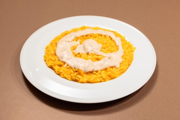 Bord smeuïge Gorgonzola Risotto met Pompoen Traditioneel Italiaans recept