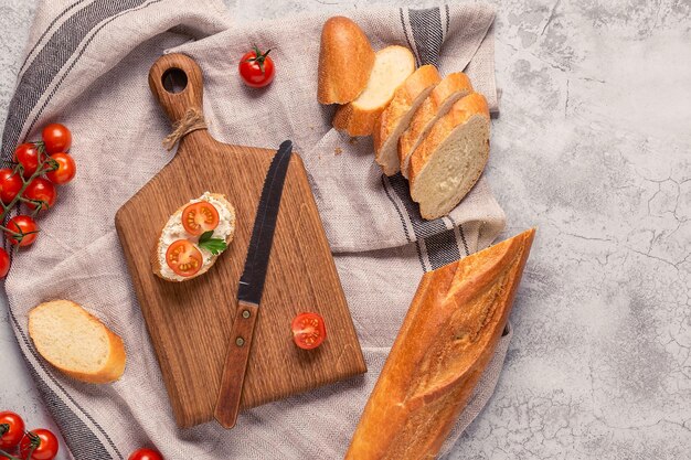 Bordbrood en tomaten voor het maken van sandwiches