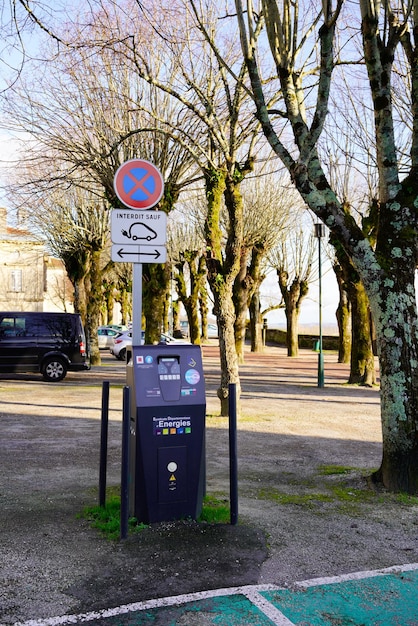 Bordeaux, Aquitaine / Frankrijk - 03 03 2020: Oplaadstation voor elektrische auto's op straat parkeren aangesloten