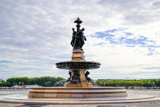 Bordeaux Place de la Bourse, знаменитая площадь с фонтаном, три грации в центре города Бордо, Франция