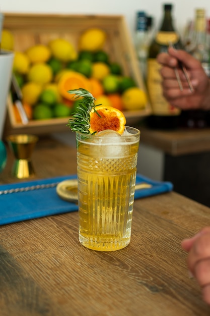 Borden en fruit in pub of restaurant voor het bereiden van een gin tonic cocktail.