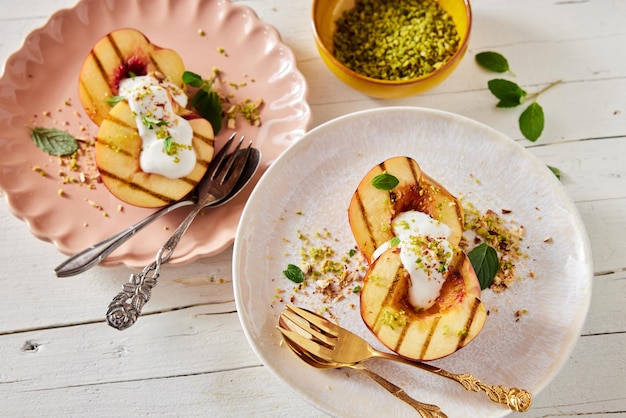 Borden met heerlijke gegrilde perziken en yoghurt