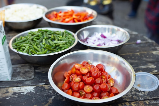 borden met ingrediënten om in de keuken te koken